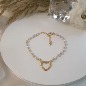 Pulseira com mini pérolas e coração vazado