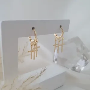 Brinco argola com pingentes de cruz