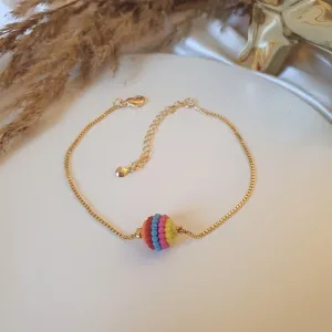 Pulseira com bola de miçangas coloridas