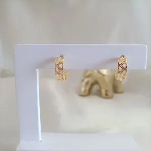 Argola click com duas fileiras de corações vazados