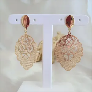 Brinco médio/grande de chapa diamantada com detalhes vazados