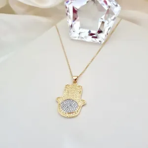 Colar com pingente mão de Fátima cravejada em zircônia