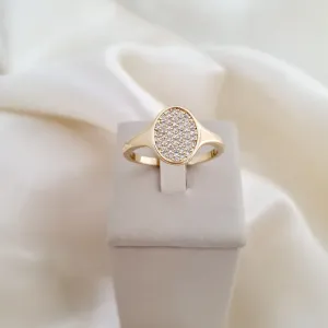 Anel oval cravejado de zircônios