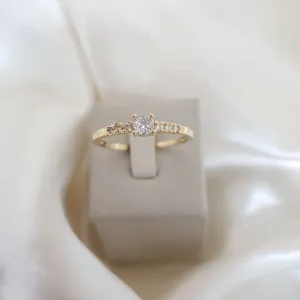 Anel solitário com aro cravejado em zircônia