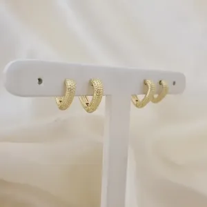 Brinco dupla argola click fosco formato coração