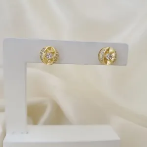 Brinco redondo com zircônias e ponto de luz