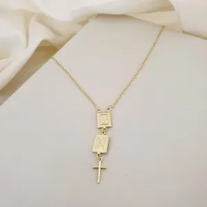 Colar com placa: Jesus, Nossa Senhora e cruz