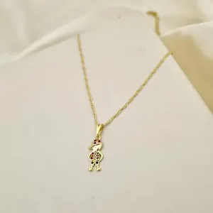 Colar com pingente menino zirconias coloridas