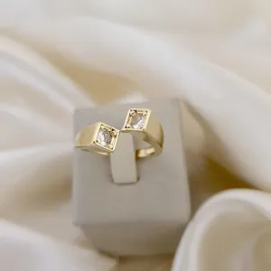 Anel 2 zirconias pontas que se encontram