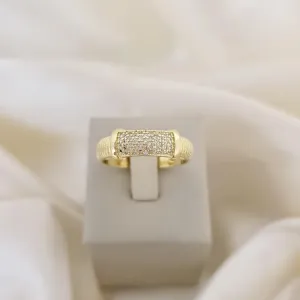 Anel aro detalhes parte de cima cravejada zirconias