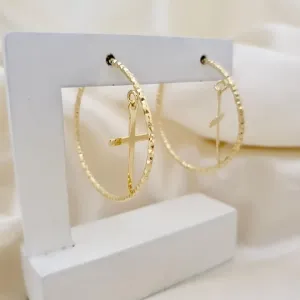 Brinco argola diamantada com pingente cruz