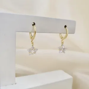 Brinco argola pingente zirconia estrela