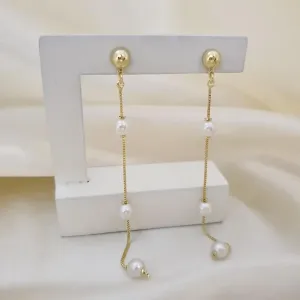 Brinco fio com pérolas