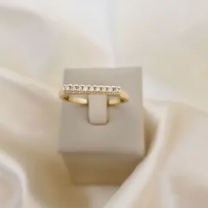 Anel parte de cima reta com 1 fileira de zirconias