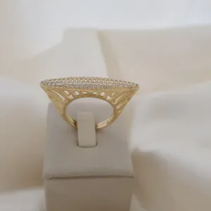 Anel alto com topo reto, cravejado em zirconia