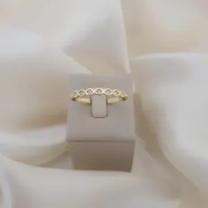 Anel aparador zirconias cravejadas em losango