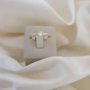 Anel aro cravejado e ponto de luz de zirconia