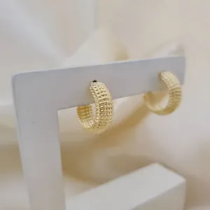 Brinco argola 1,7cm textura quadradinhos fosco