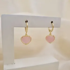 Brinco argola com pingente coração resina rosa