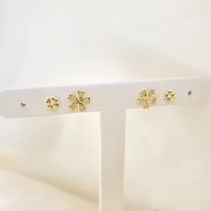 Brinco dupla flor e trevo de 4 folhas