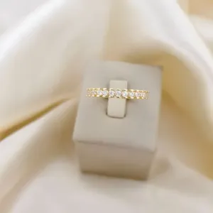 Anel aparador zirconias e aro detalhe