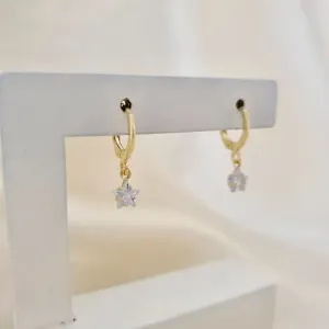 Brinco argola pingente estrela zirconia