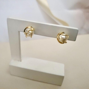 Brinco perola 1cm com detalhes