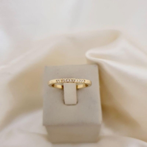 Anel aparador zirconias parte de cima