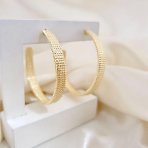 Argola larga fosca detalhes 4,5cm