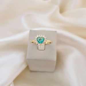 Anel coração zirconia verde claro cravejado contorno