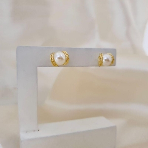 Brinco perola detalhe aro torcido