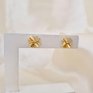 Brinco trevo de 4 folhas, uma folha cravejada zirconia