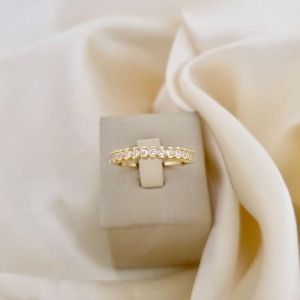 Anel aparador zirconias aro detalhe