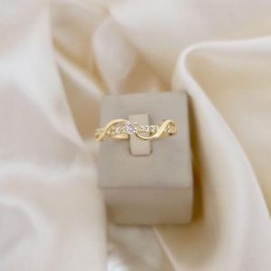 Anel aro trançado cravejado zirconias e ponto de luz