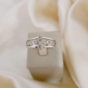 Anel ródio 2 pontos de luz zirconia meio elo coracoes