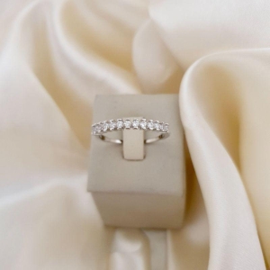 Anel ródio aparador zirconias aro detalhe