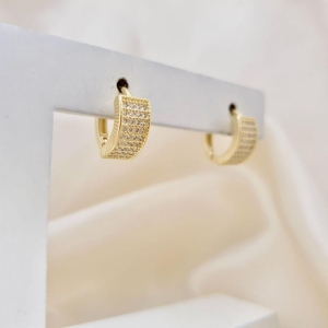 Brinco argola click quadrado cravejado zirconias