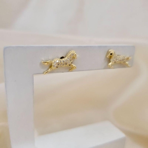 Brinco cavalo cravejado zirconia