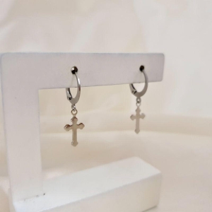 Brinco inox argola com pingente cruz