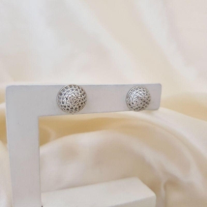 Brinco ródio meia bola cravejado zirconias