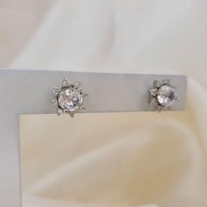 Brinco ródio zirconia e contorno zirconias