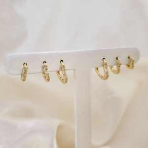 Brinco trio argola formato coração com zirconias