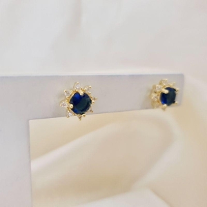 Brinco zirconia azul e contorno zirconias