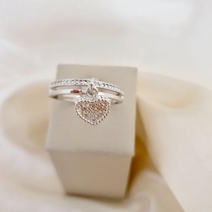 Anel aparador com pingente coração detalhe fosco