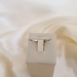 Anel ródio aparador cravejado zirconia toda volta