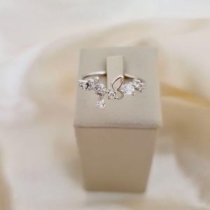 Anel ródio flor e zirconias com pingente gota zirconia