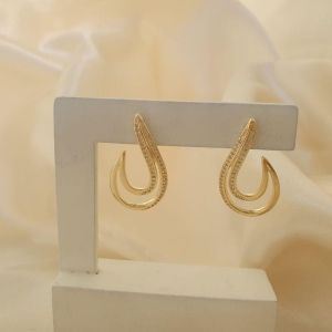 Brinco meia gota dupla com detalhe cravejado em zirconia