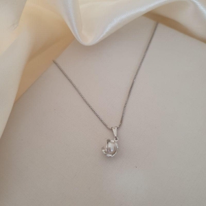 Colar ródio pingente perola detalhe