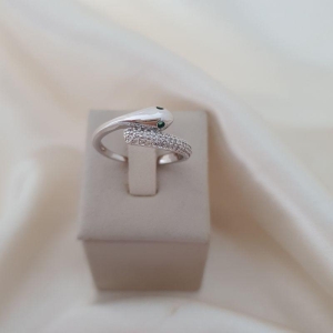 Anel ródio cobra cravejada zirconias olho zirconia verde