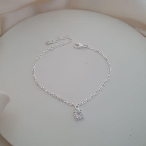 Pulseira prata pingente quadrado cravejado zirconias
